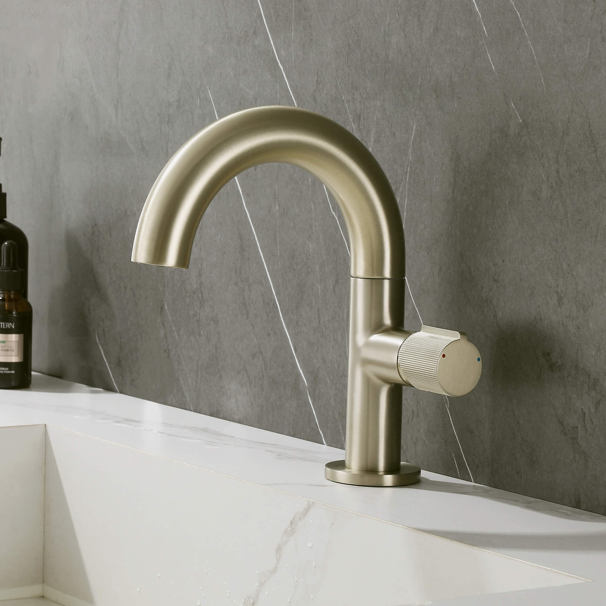 Compact Single-Handle Mixer Faucet with Swivel Control