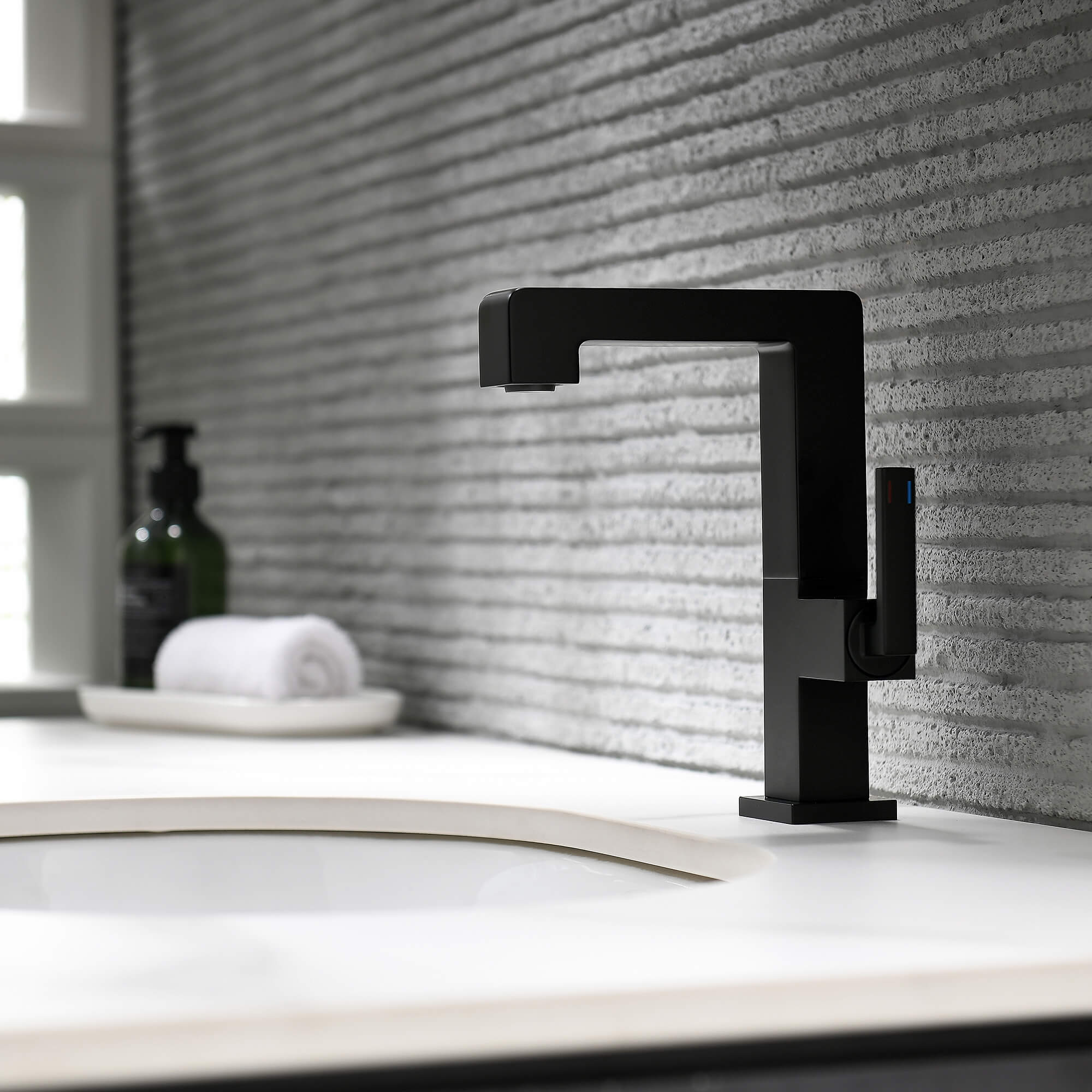 Brass Bathroom Sink Faucet with Single-Handle Rotatable Basin Tap