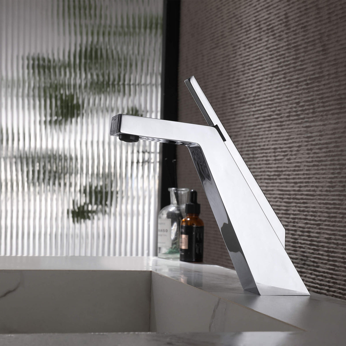 Modern Single-Hole Bathroom Basin Mixer Tap for Elegant Sinks