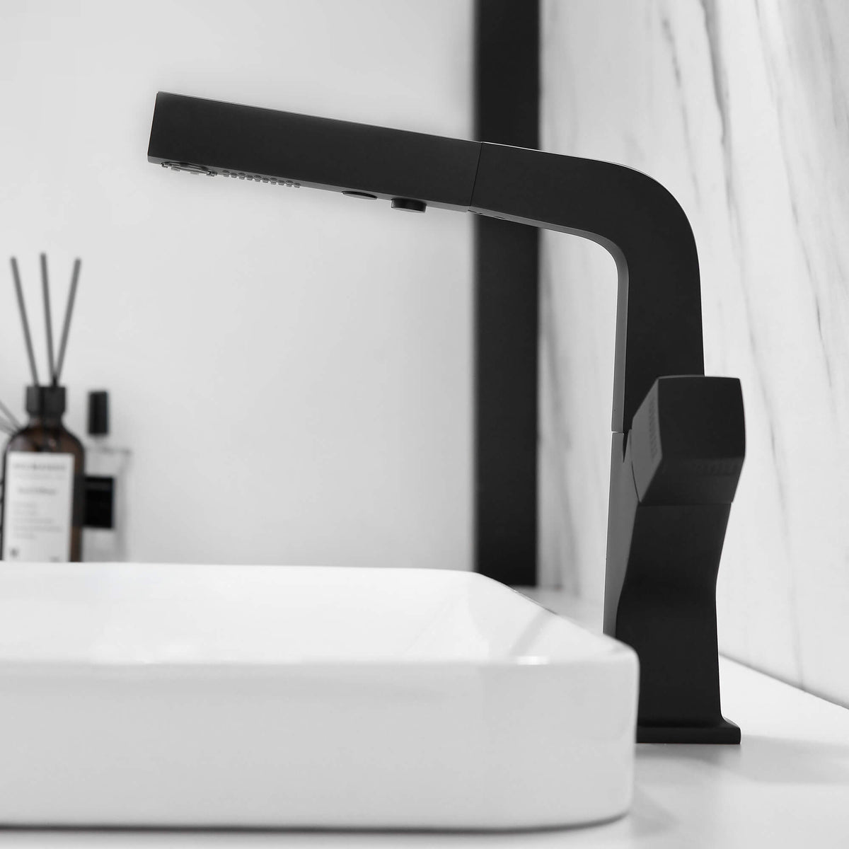 Pull-Out Bathroom Faucet with Dual-Mode Spray and Single Handle