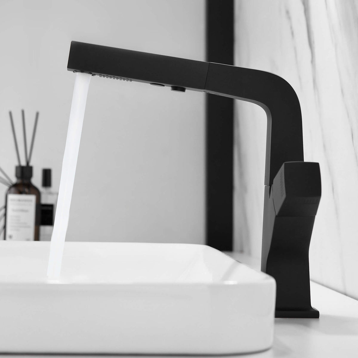 Pull-Out Bathroom Faucet with Dual-Mode Spray and Single Handle