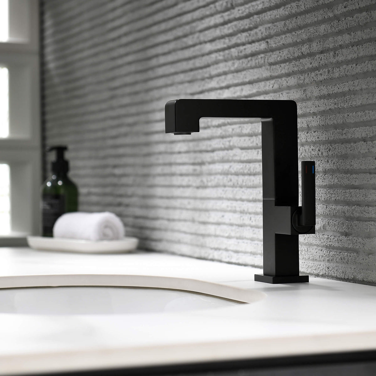 Brass Bathroom Sink Faucet with Single-Handle Rotatable Basin Tap