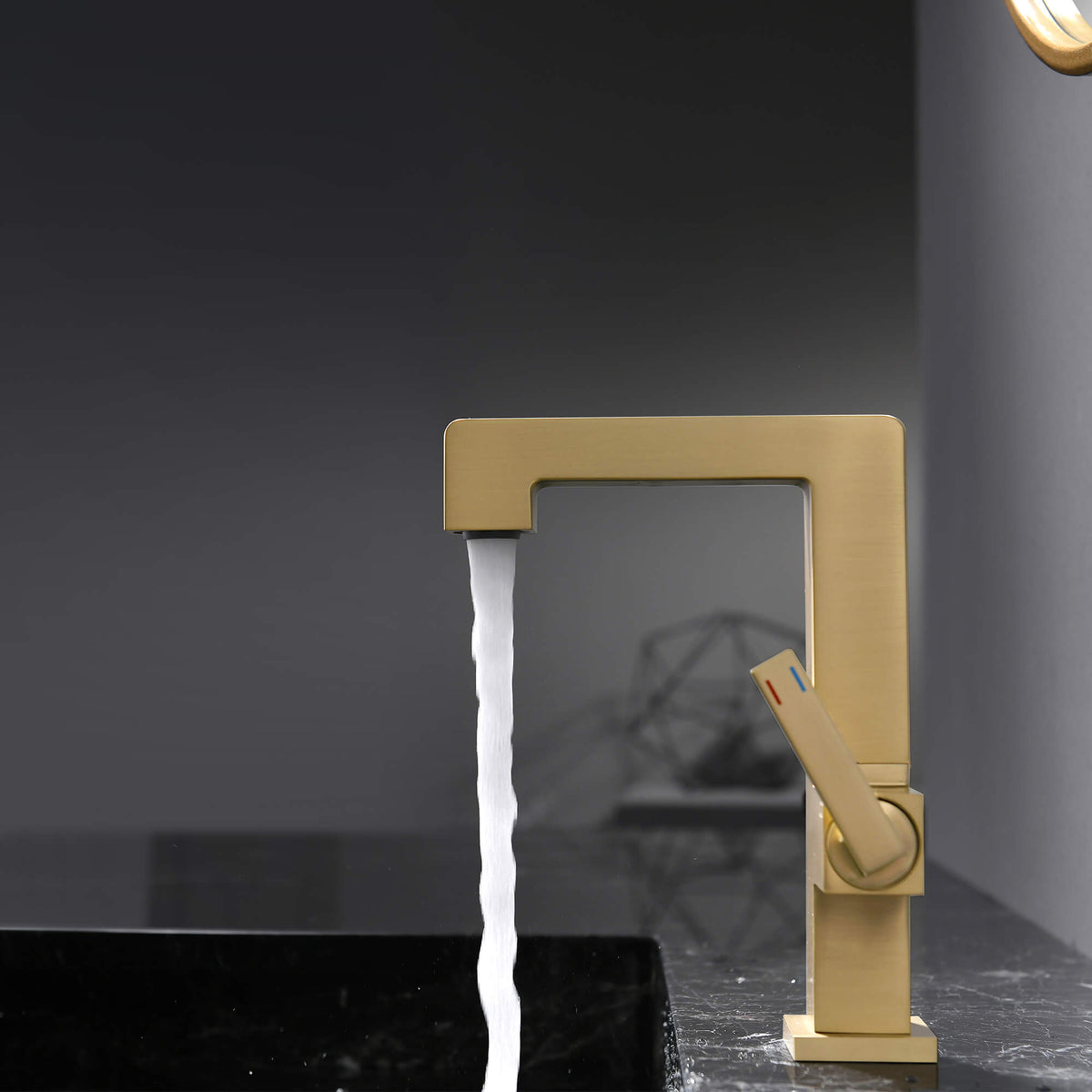 Brass Bathroom Sink Faucet with Single-Handle Rotatable Basin Tap
