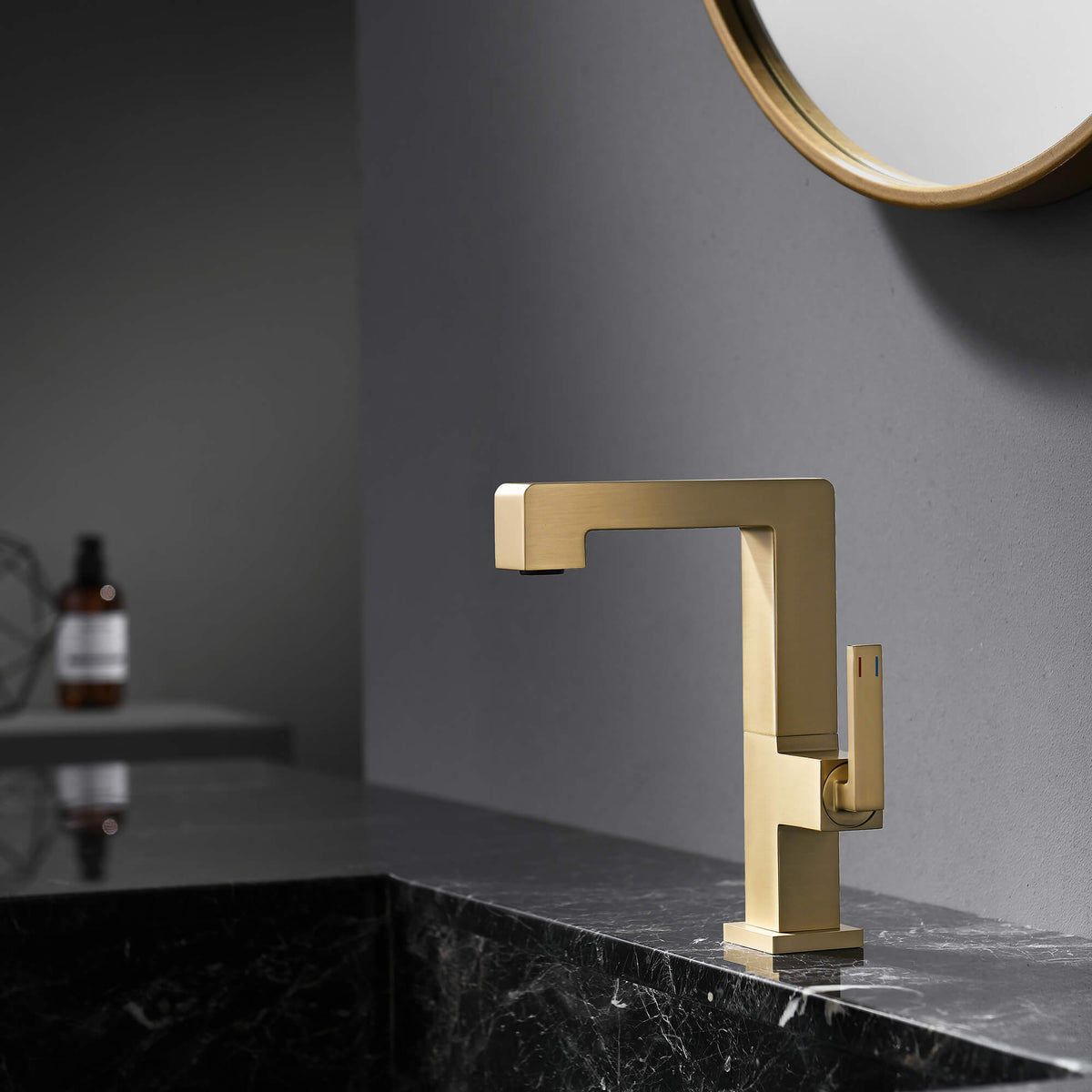 Brass Bathroom Sink Faucet with Single-Handle Rotatable Basin Tap