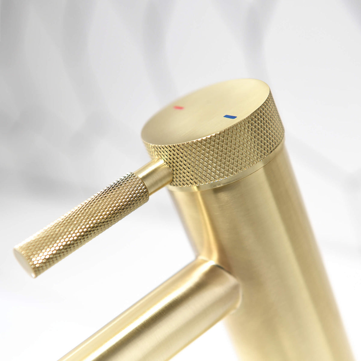 Modern Brass Bathroom Faucet Single-Hole Basin Mixer Tap with Knurled Handle
