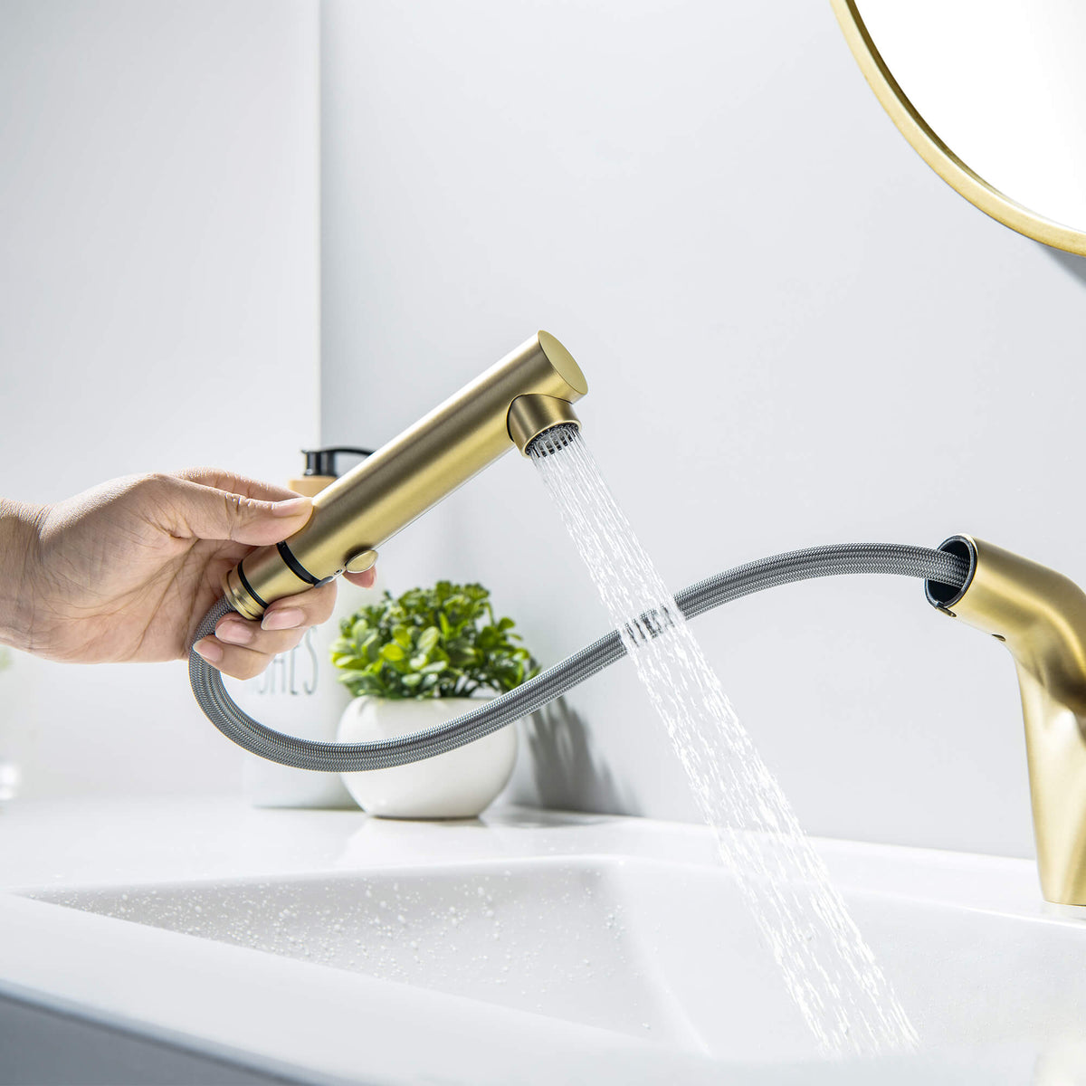 Pull-Out Bathroom Faucet Modern Single Handle Dual Spray Extendable Hose Brushed Gold