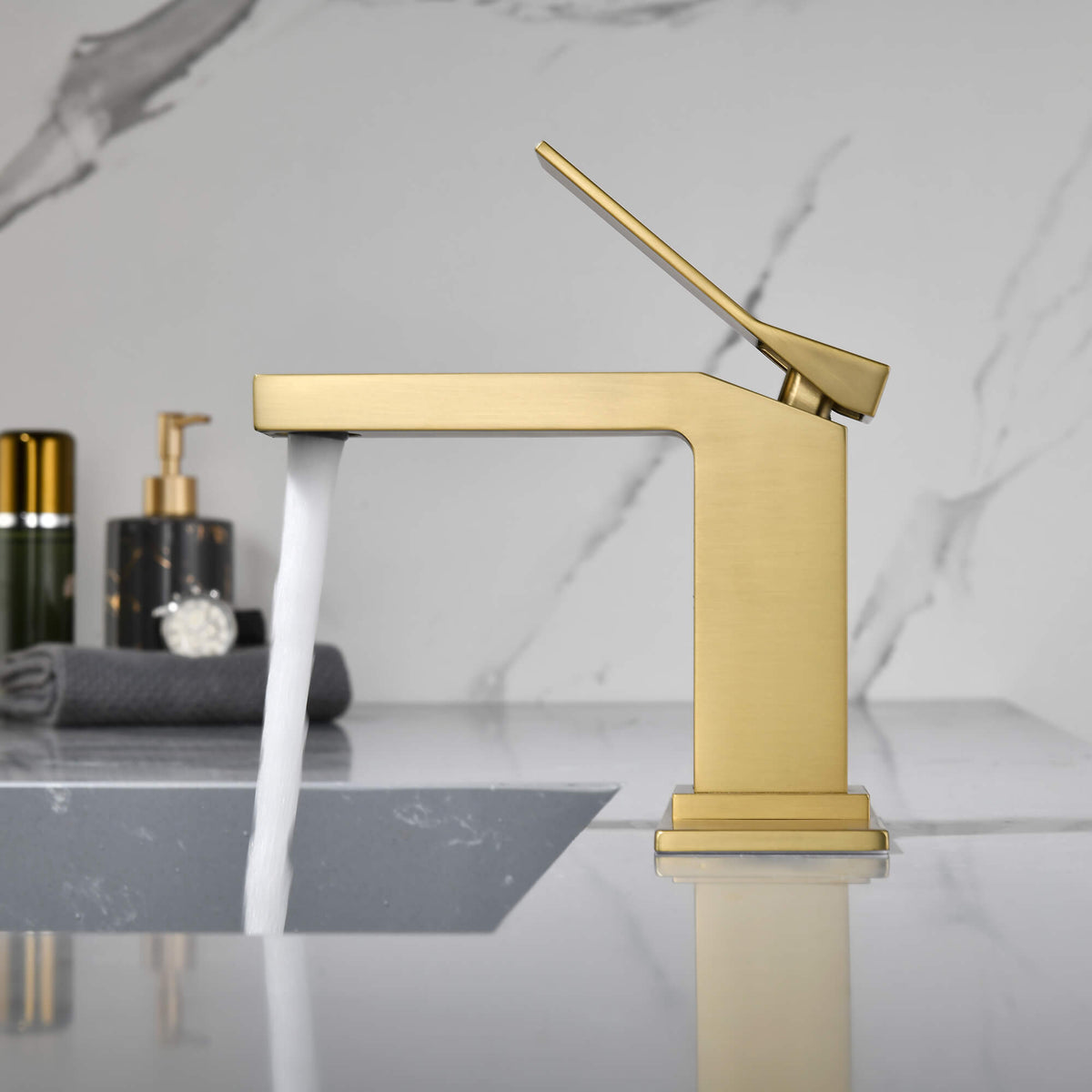 Stylish Single-Handle Bathroom Sink Faucet with Elegant Cover Plate