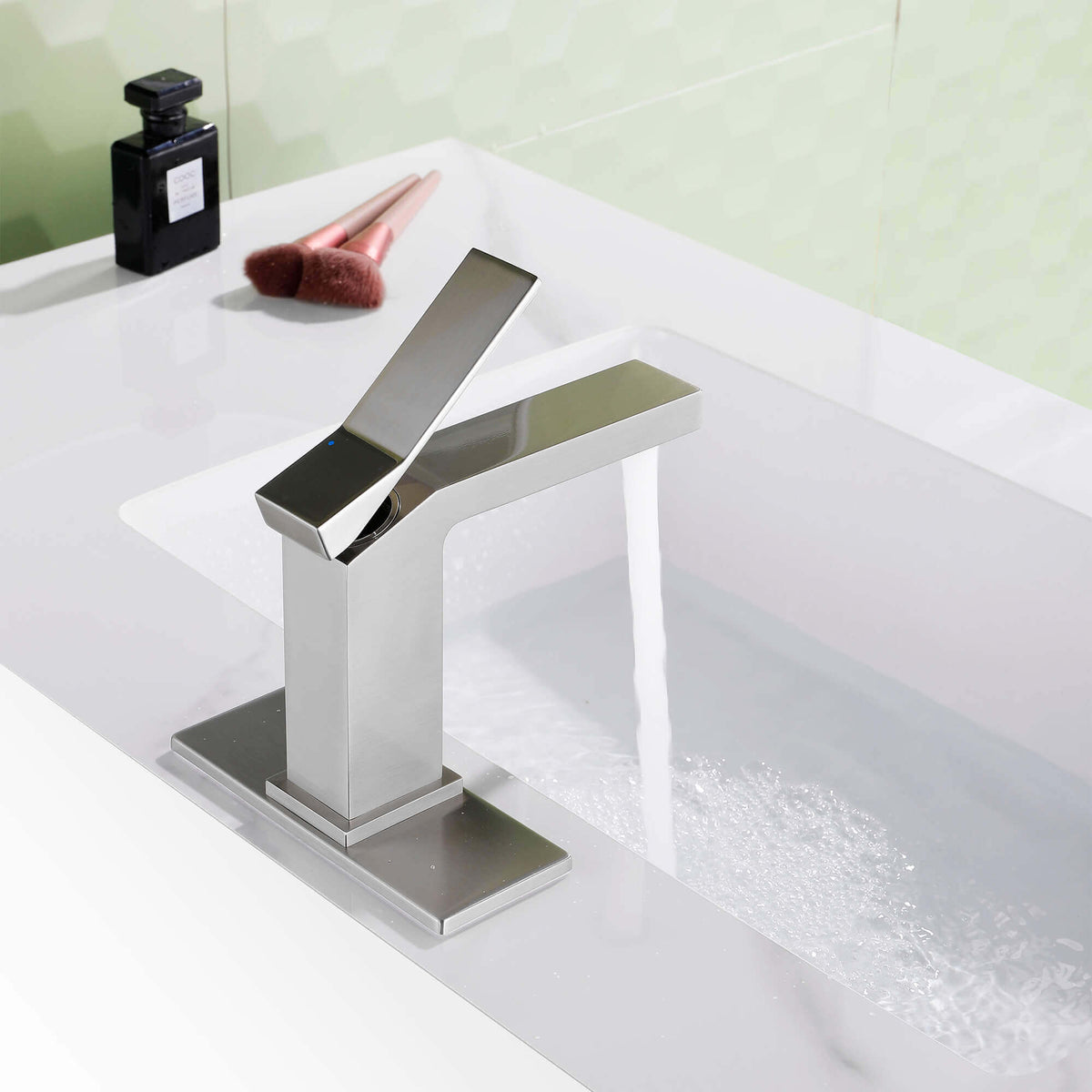 Stylish Single-Handle Bathroom Sink Faucet with Elegant Cover Plate