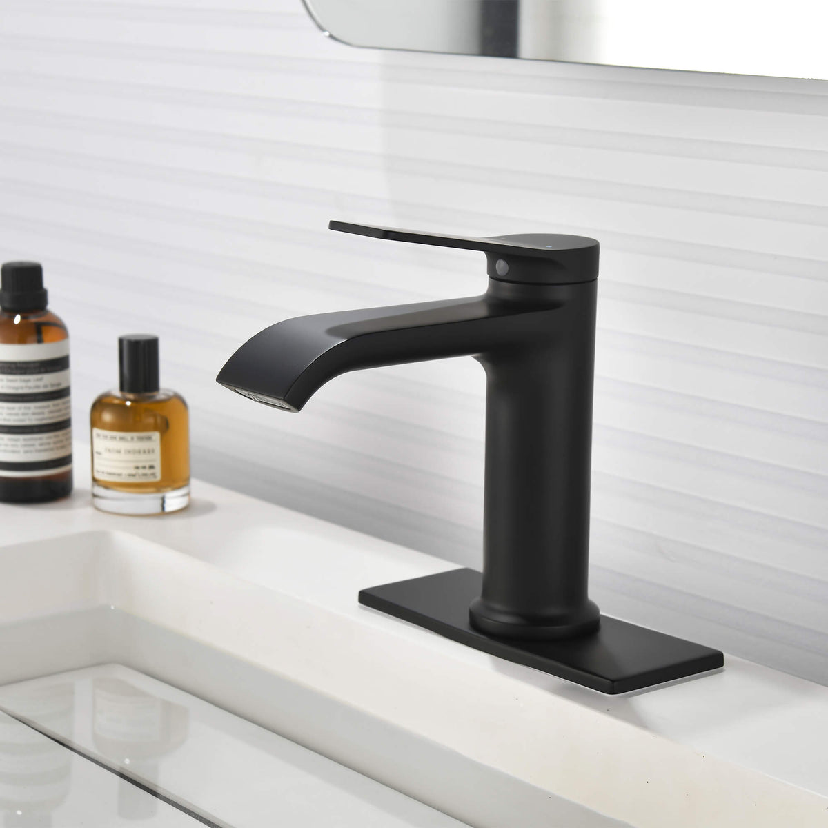 Single Handle Bathroom Basin Faucet with Pop-Up Drain and Deck Plate