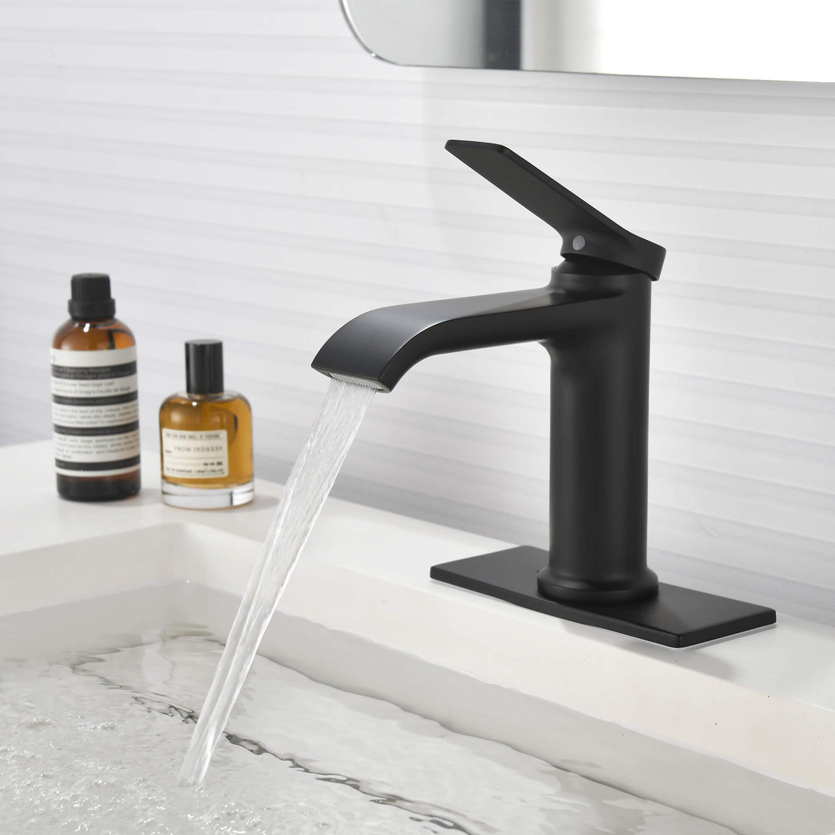 Single Handle Bathroom Basin Faucet with Pop-Up Drain and Deck Plate