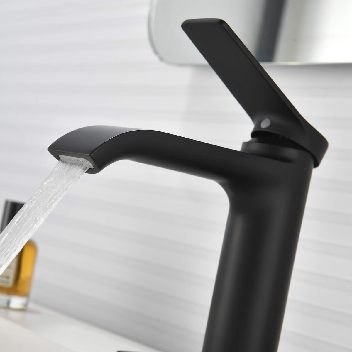 Single Handle Bathroom Basin Faucet with Pop-Up Drain and Deck Plate