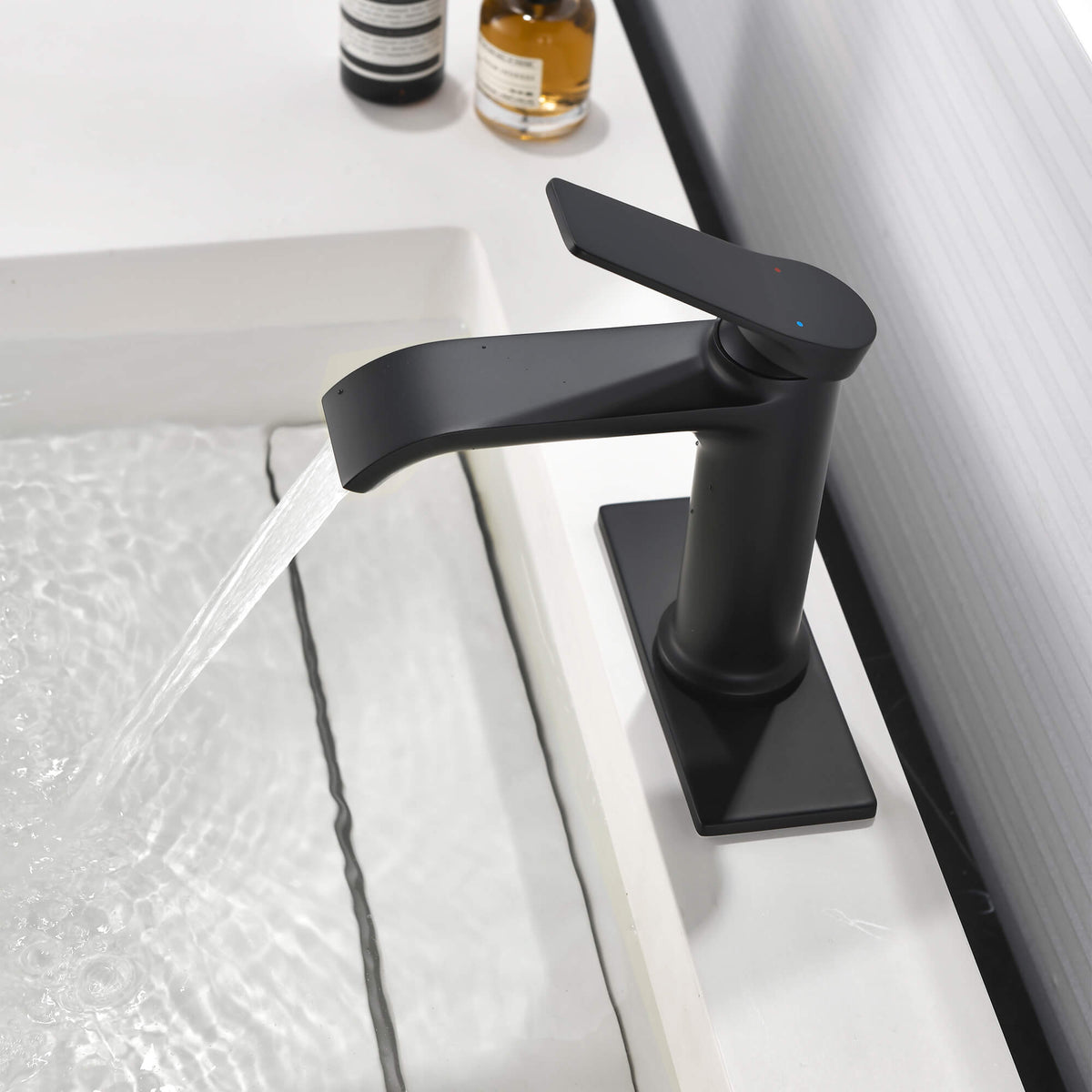 Single Handle Bathroom Basin Faucet with Pop-Up Drain and Deck Plate