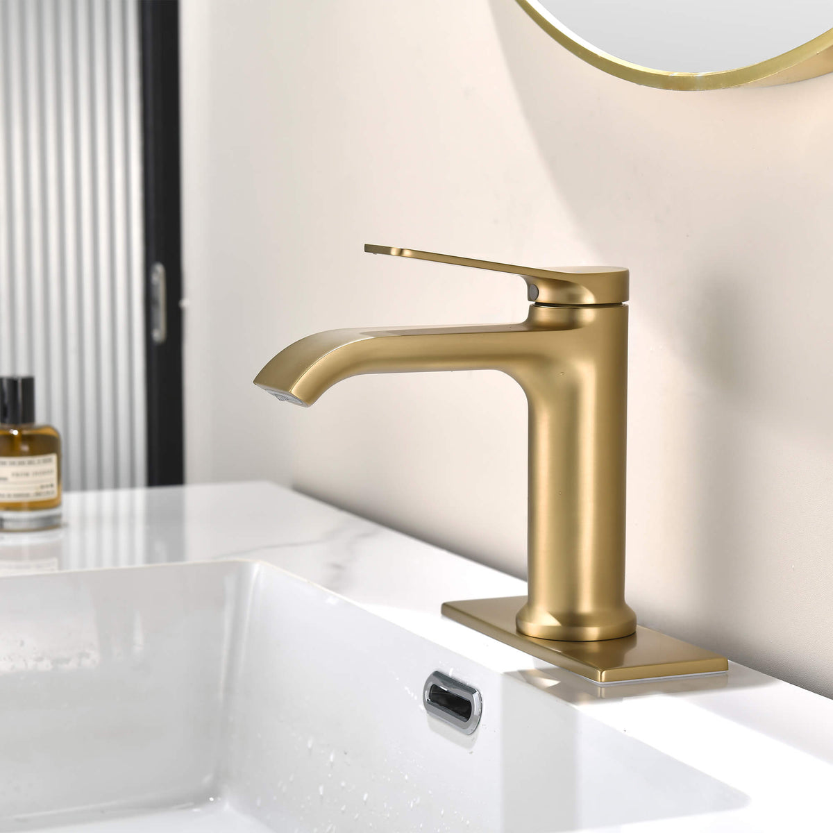 Single Handle Bathroom Basin Faucet with Pop-Up Drain and Deck Plate