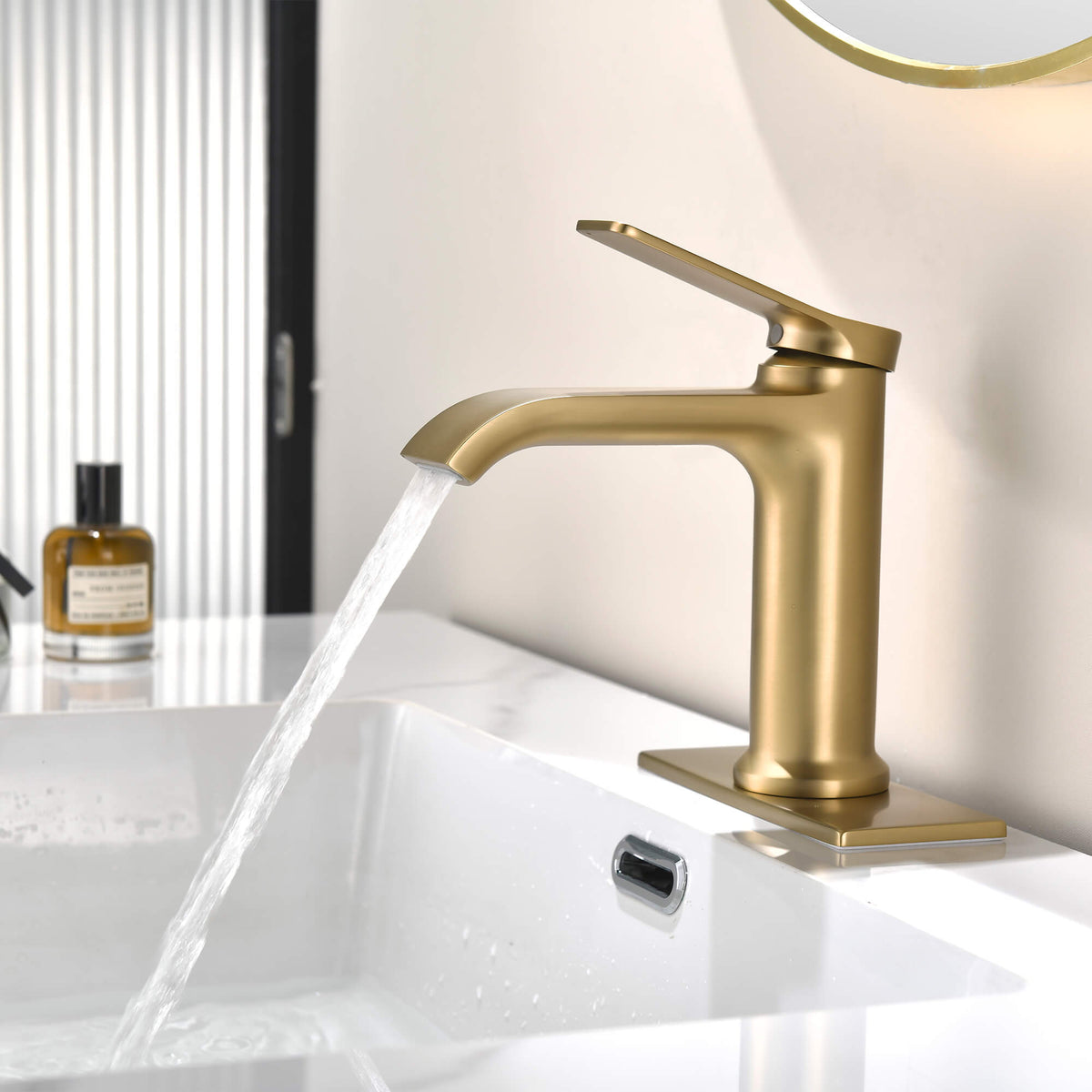 Single Handle Bathroom Basin Faucet with Pop-Up Drain and Deck Plate