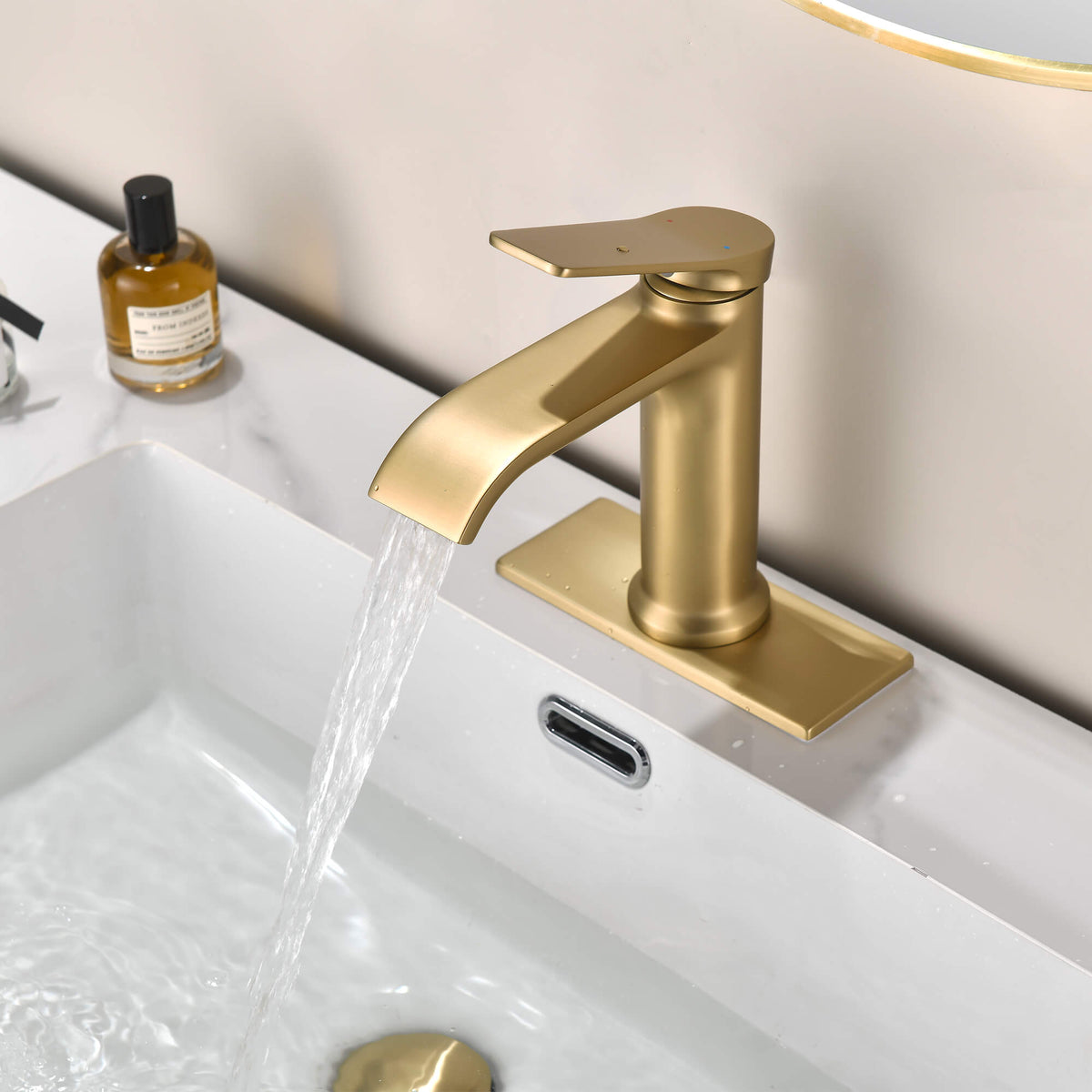 Single Handle Bathroom Basin Faucet with Pop-Up Drain and Deck Plate