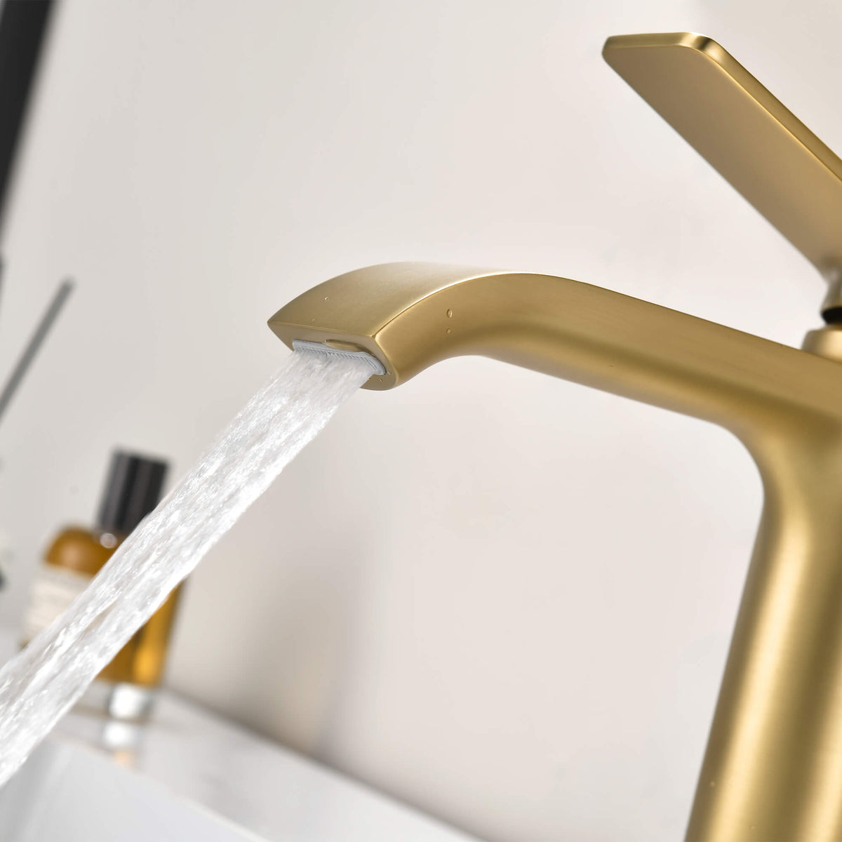 Single Handle Bathroom Basin Faucet with Pop-Up Drain and Deck Plate
