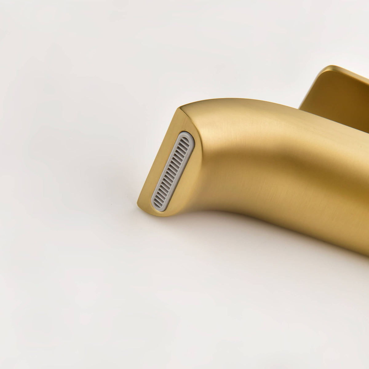Single Handle Bathroom Basin Faucet with Pop-Up Drain and Deck Plate