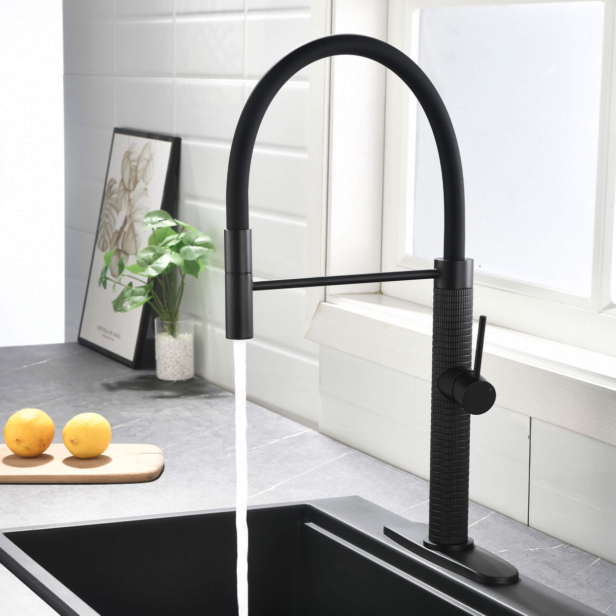 Single Handle Pull-Out Kitchen Faucet with 180° Swivel Spout Solid Brass