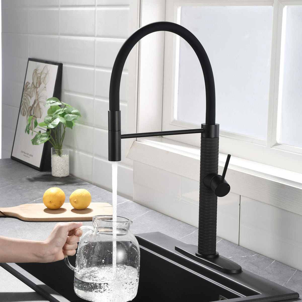 Single Handle Pull-Out Kitchen Faucet with 180° Swivel Spout Solid Brass