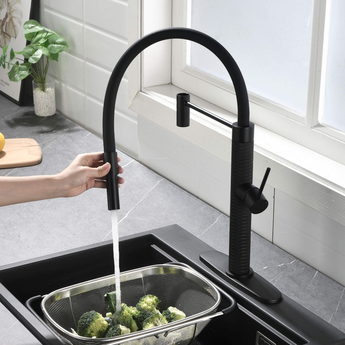 Single Handle Pull-Out Kitchen Faucet with 180° Swivel Spout Solid Brass