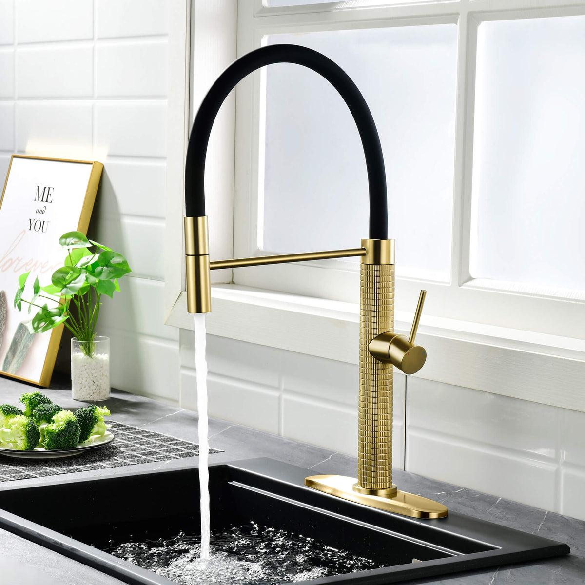 Single Handle Pull-Out Kitchen Faucet with 180° Swivel Spout Solid Brass