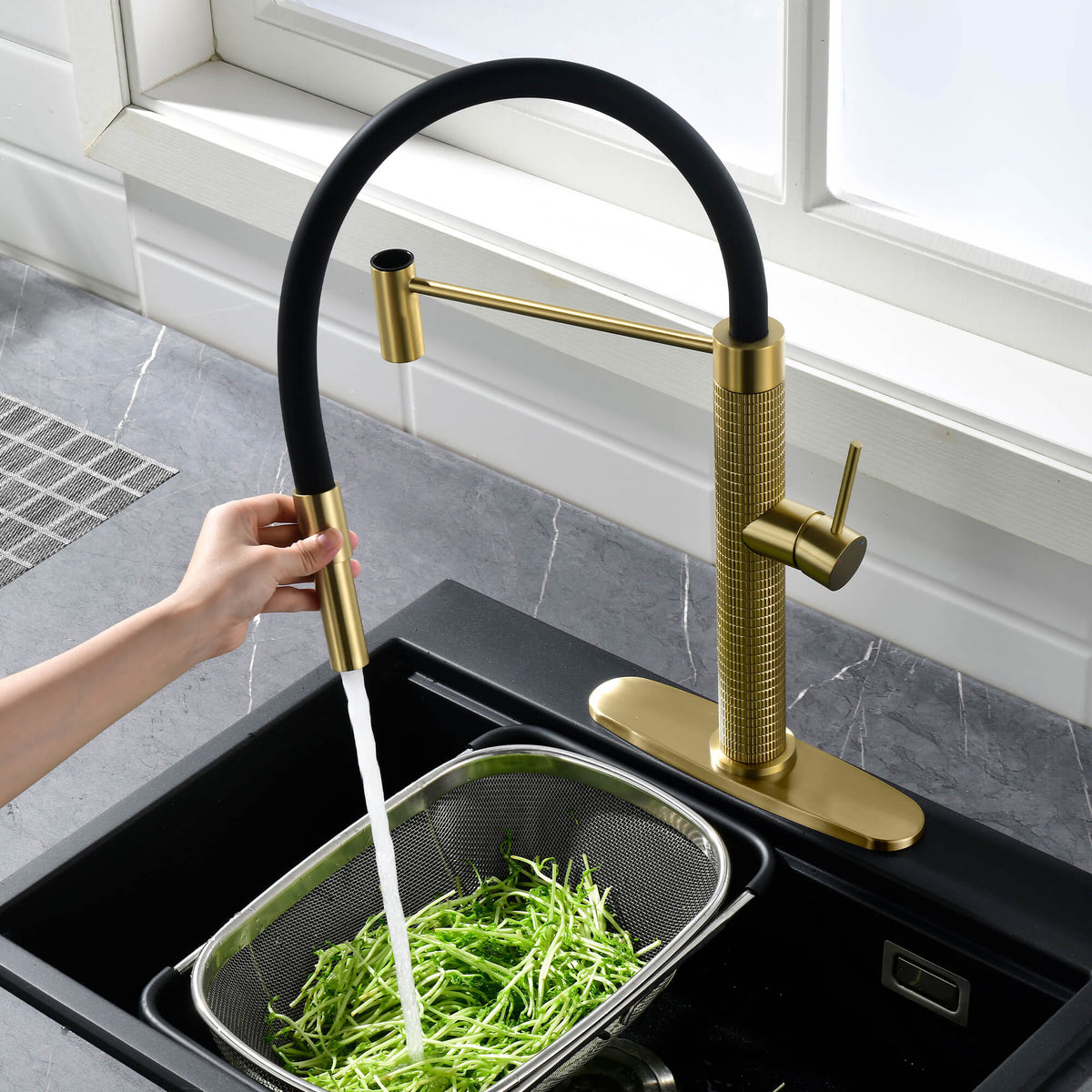 Single Handle Pull-Out Kitchen Faucet with 180° Swivel Spout Solid Brass