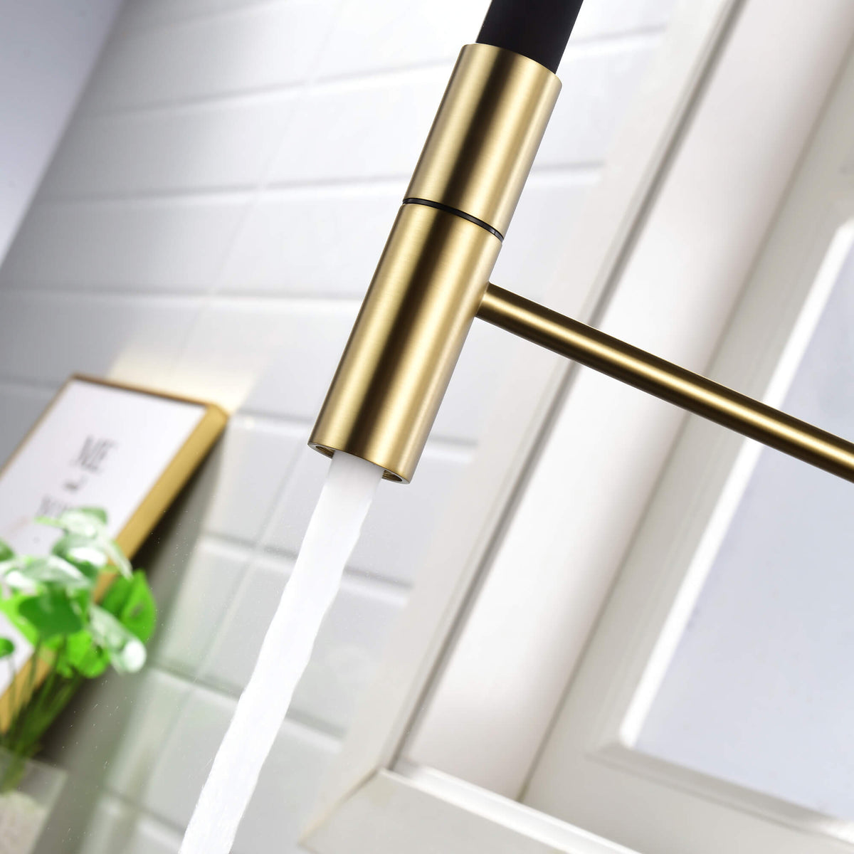 Single Handle Pull-Out Kitchen Faucet with 180° Swivel Spout Solid Brass