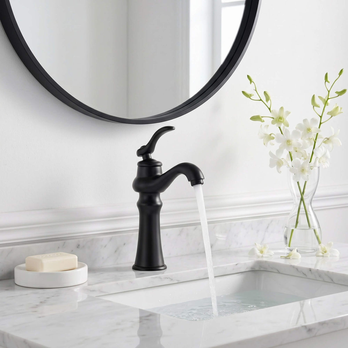 Vintage Single-Handle Bathroom Faucet for Hot and Cold Sink Control