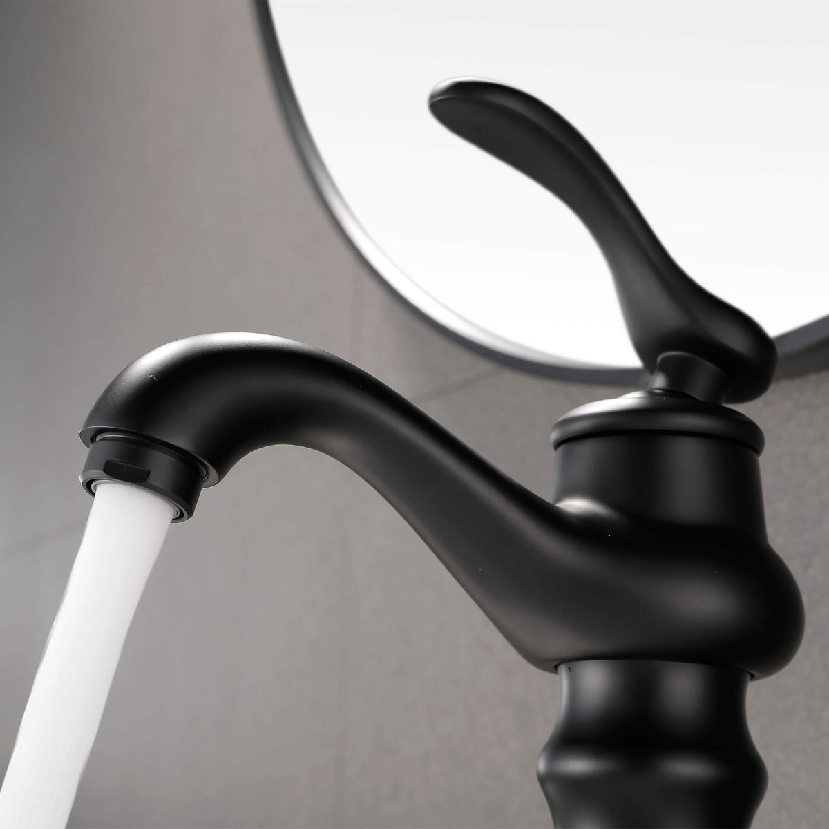 Vintage Single-Handle Bathroom Faucet for Hot and Cold Sink Control