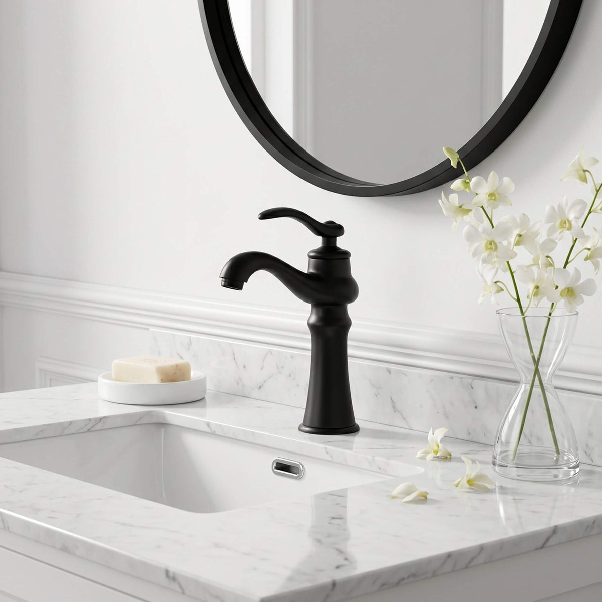 Vintage Single-Handle Bathroom Faucet for Hot and Cold Sink Control