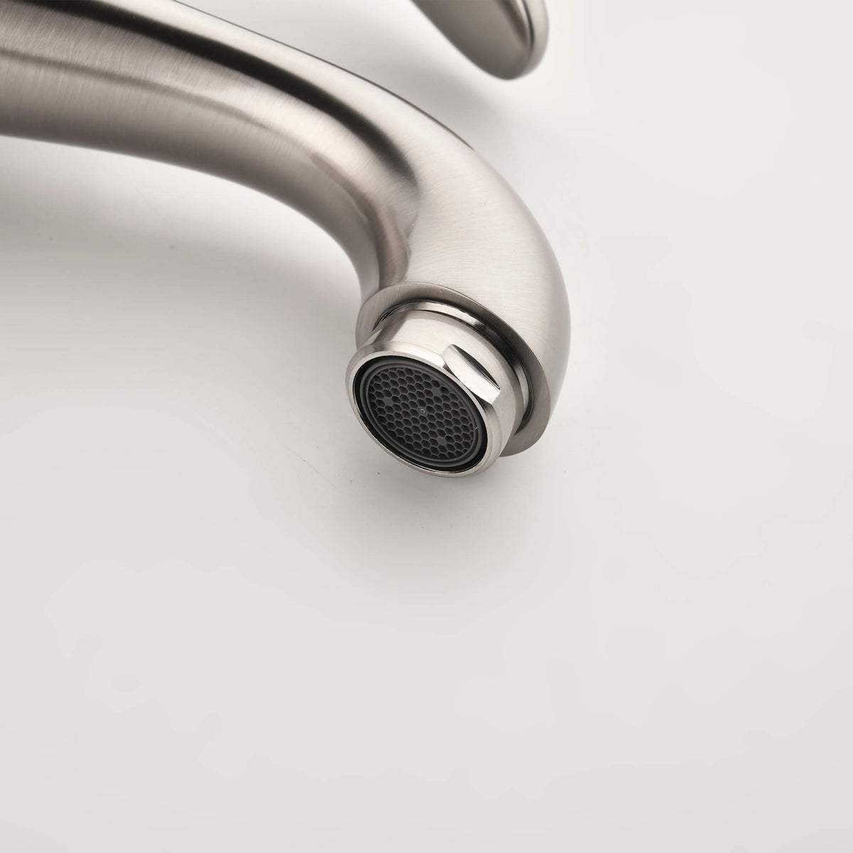 Vintage Single-Handle Bathroom Faucet for Hot and Cold Sink Control