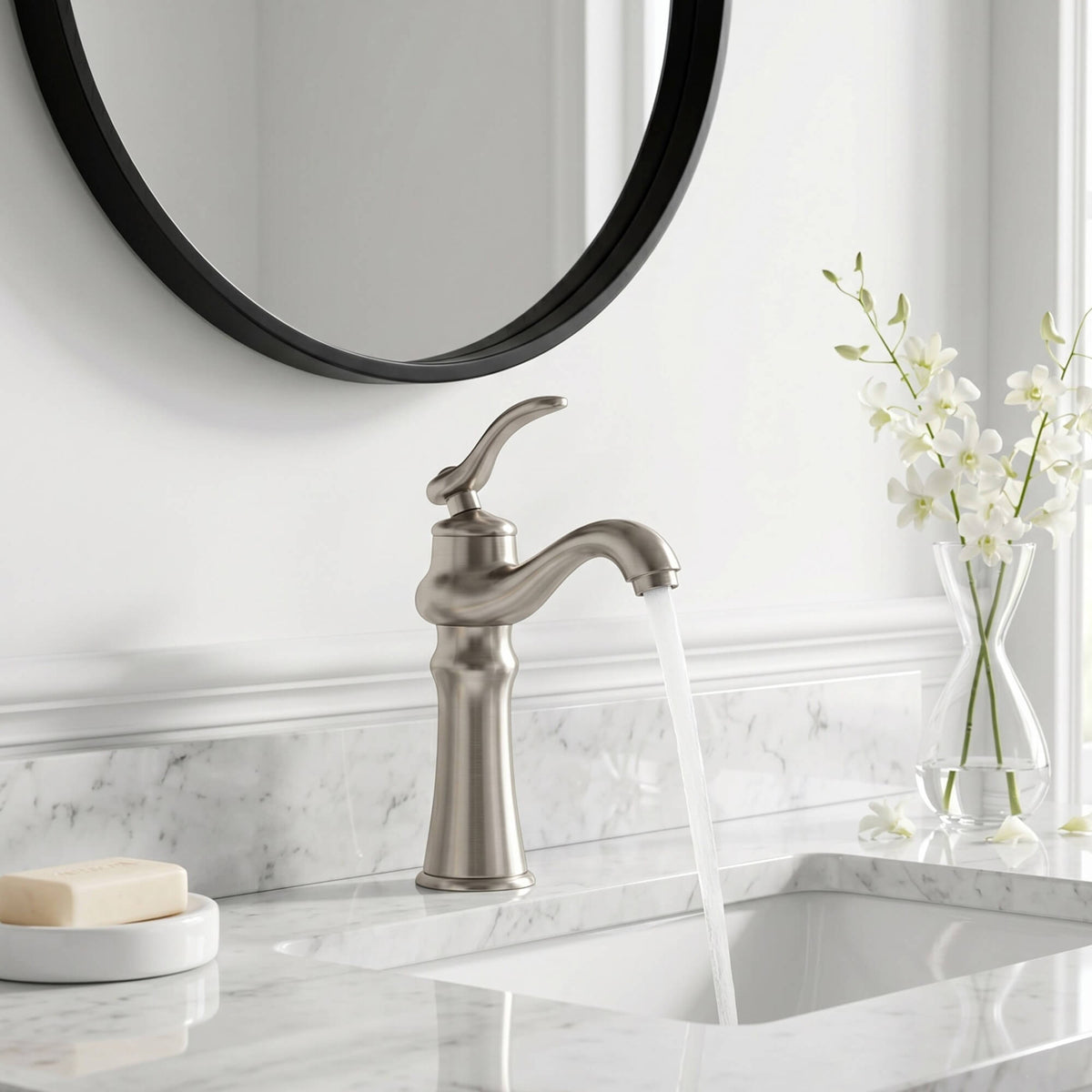 Vintage Single-Handle Bathroom Faucet for Hot and Cold Sink Control