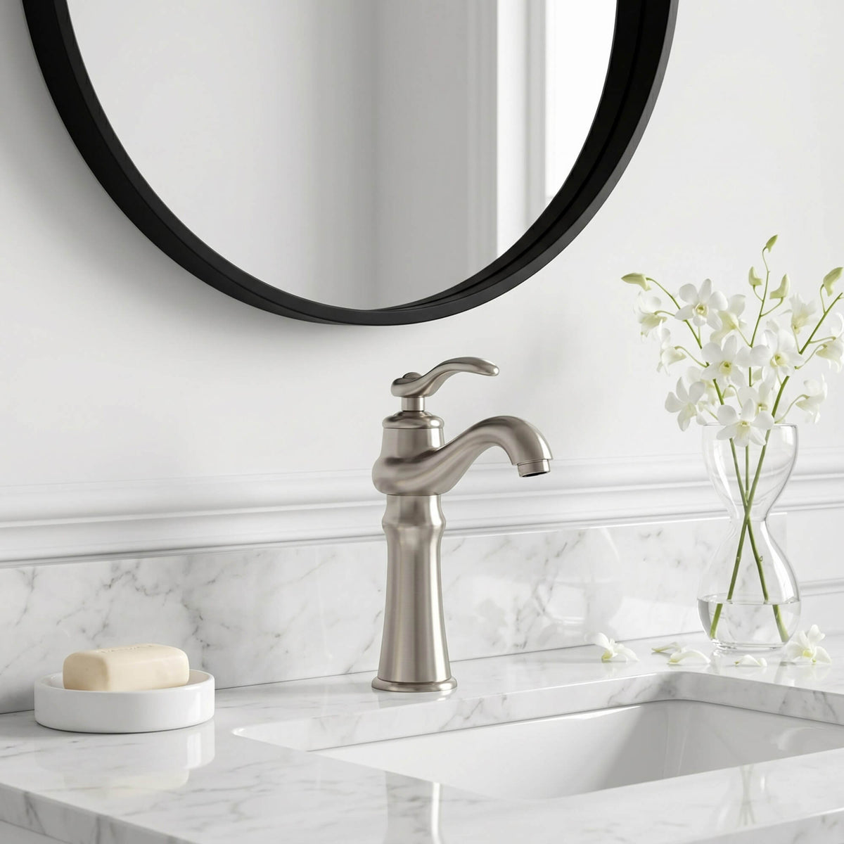 Vintage Single-Handle Bathroom Faucet for Hot and Cold Sink Control
